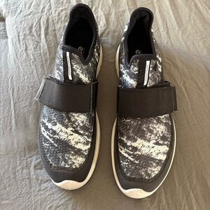 ECCO Biom Amrap Strap Black & White Sneakers. Size 39 EU/8-8.5 US.
